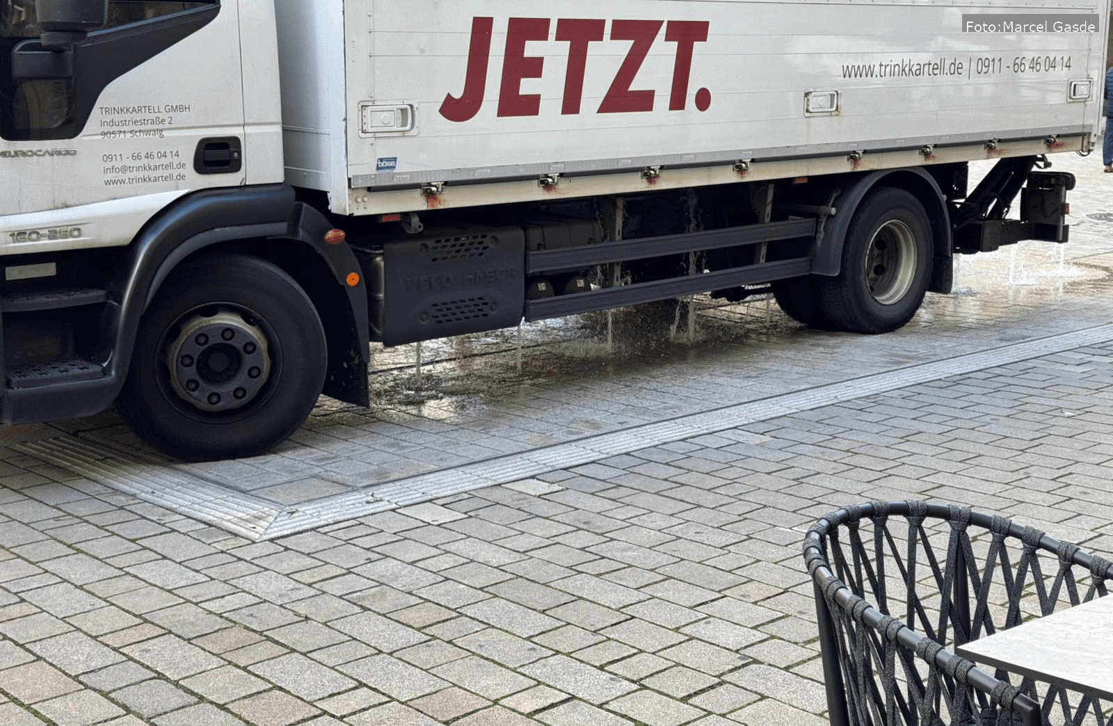 Ein Lastwagen wird auf humorvolle Weise durch die plötzliche Aktivierung des neuen Fontänenfeldes in der Fürther Fußgängerzone gereinigt.