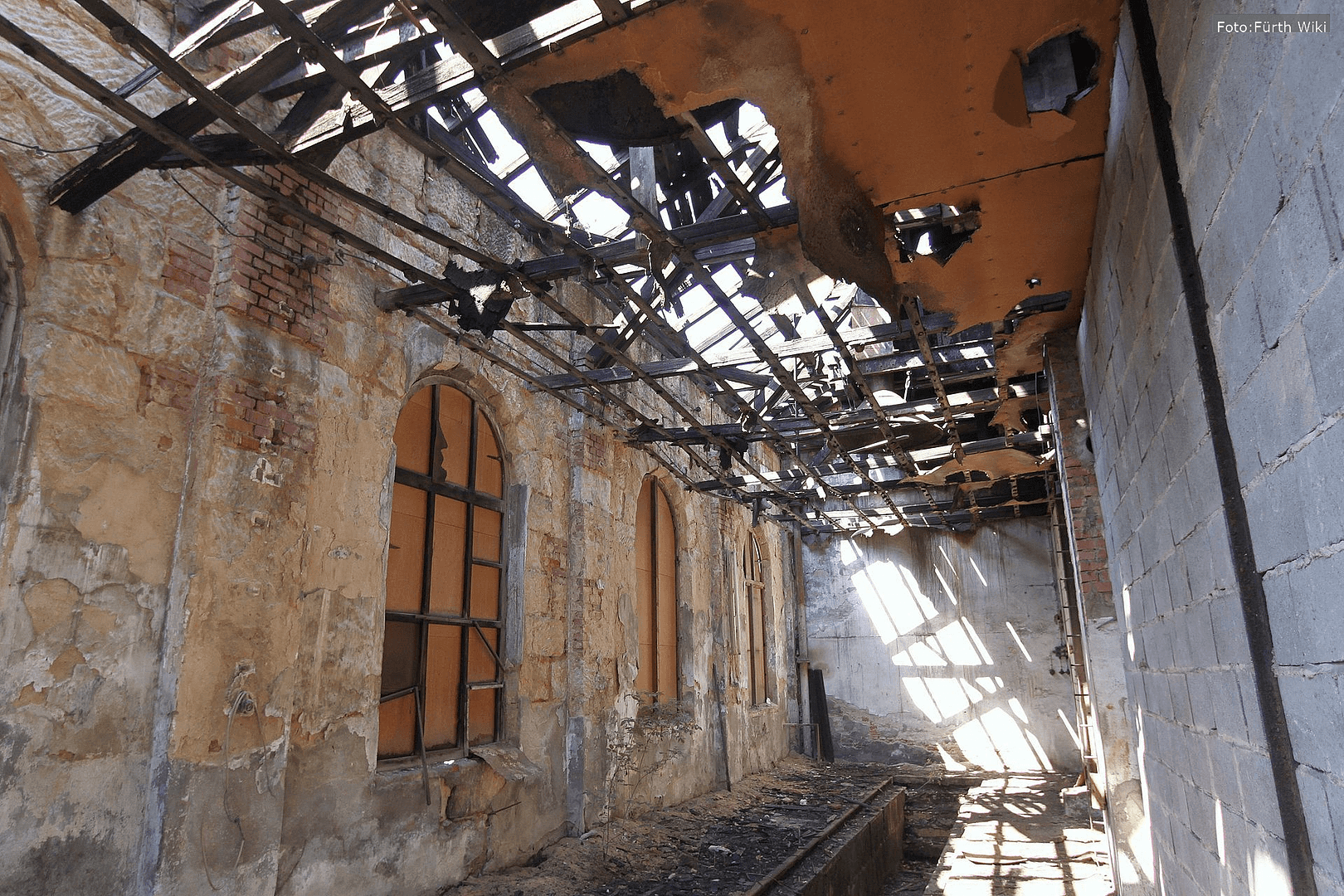 Der historische Lokschuppen in Fürth, ein bedeutendes Zeugnis der deutschen Eisenbahngeschichte, wird nach Jahren des Verfalls saniert.