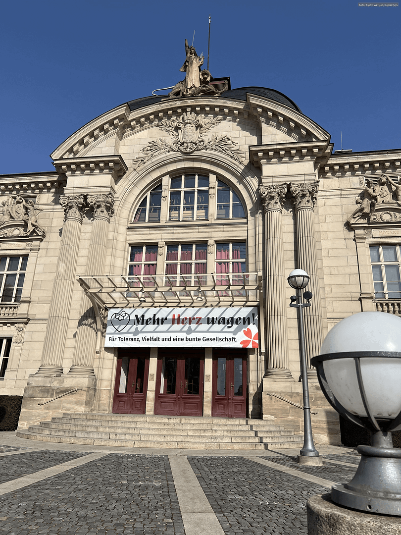 Elena Uhlig und Fritz Karl präsentieren „Beziehungsstatus: erledigt“ – eine humorvolle und tiefgründige Lesung im Stadttheater Fürth.